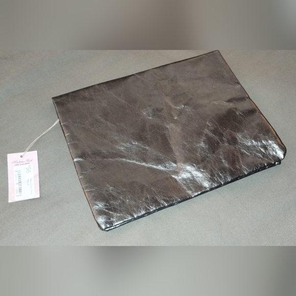 NWT UASHMAMA ITALIAN MADE METALLIC CLUTCH ~ 11" x 9" ~ FOLD-OVER,1 SNAP CLOSURE - Picture 1 of 16